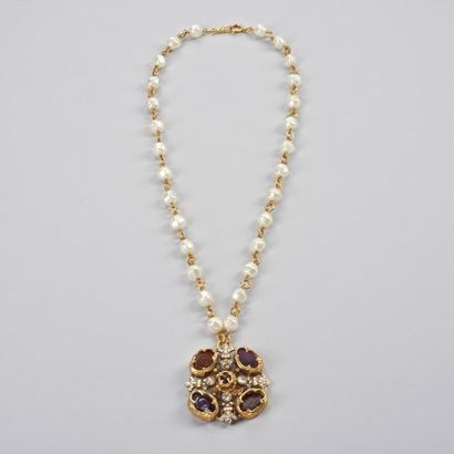 CHANE circa 1984 Sautoir chaîne en métal doré, entrecoupées de perles baroques blanches,...