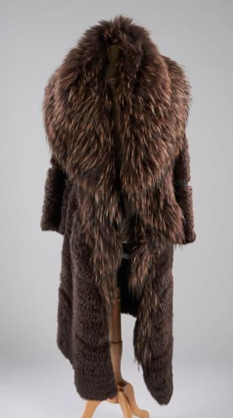 Sonia RYKIEL Long manteau en rex tricoté lustré marron, travail horizontal sur intercalaires...