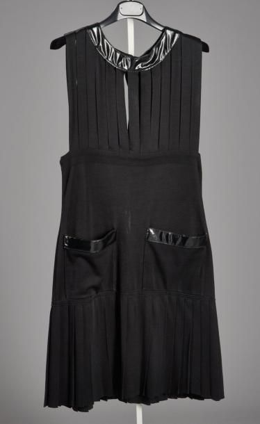 CHANEL boutique Robe en jersey polyester noir, encolure ronde gansée de vinyl de...