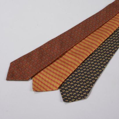 HERMES Paris Lot de trois cravates en soie imprimée à motifs divers. Bon état.
