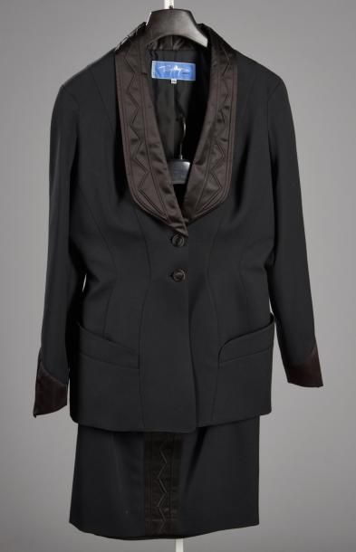 Thierry MUGLER Tailleur en gabardine de laine noire composé d'une veste cintrée à...