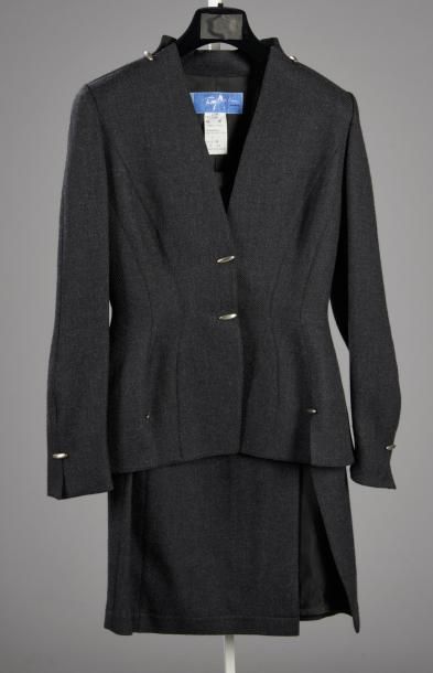 Thierry MUGLER Tailleur en shetland gris composé d'une veste ceintrée à encolure...