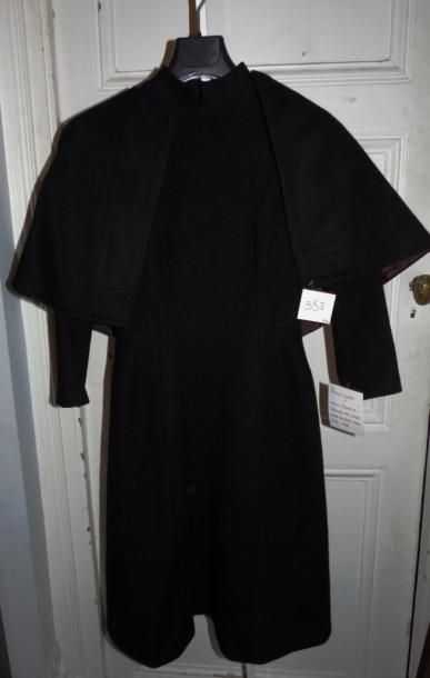 Anonyme circa 1957/1959 Robe en lainage noir, petit col droit, buste coupé à la taille,...