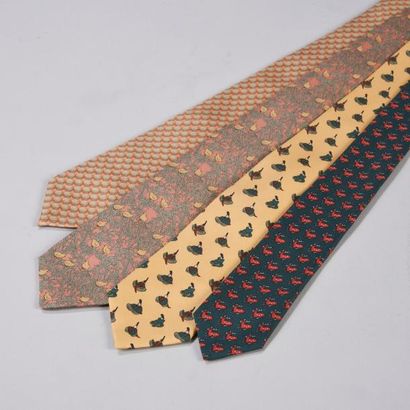 HERMÈS Paris made in France Lot composé de quatre cravates en soie imprimée à motifs...