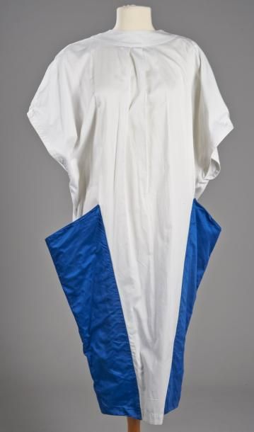 Thierry MUGLER Robe en coton bicolore blanc et bleu, décolleté bateau, devant plissé,...