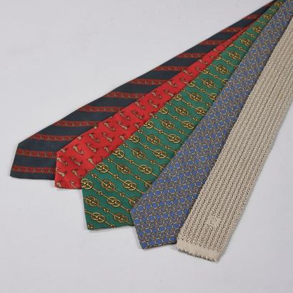 HERMES Paris Lot de 4 cravates en soie imprimée à motifs divers, nous y joignons...