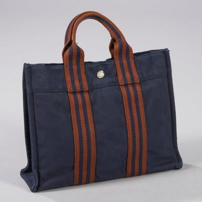 HERMÈS Paris made in France Sac "Toto bag" 30 cm en toile marine, double poignée...