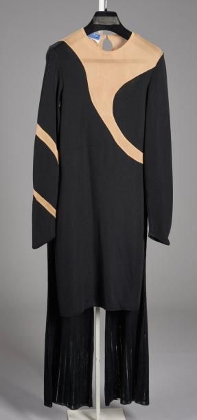 Thierry MUGLER Robe en jersey polyester noir souligné d'un motif asymétrique en mailles...