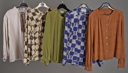 Pierre CARDIN Boutique, CELINE Ensemble de cinq blouses en soie imprimée de divers...