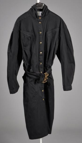 Thierry MUGLER Robe longue en coton noir d'inspiration saharienne, petit col, simple...