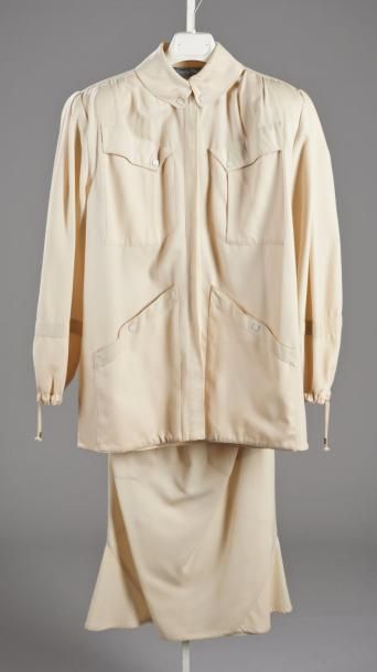 Thierry MUGLER Tailleur en gabardine écrue composé d'une veste vareuse, petit col...