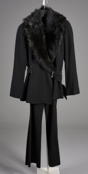 Thierry MUGLER Tailleur en gabardine de laine noire composé d'une veste à col châle...