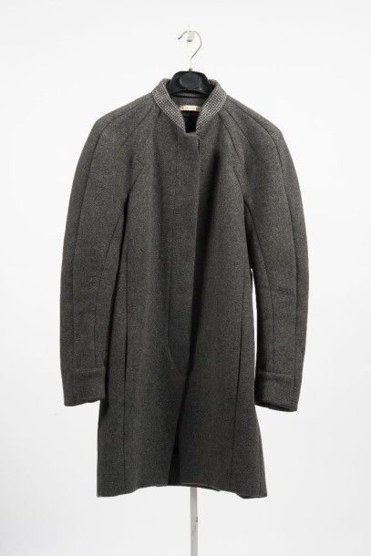 BALENCIAGA Manteau en drap de laine gris chiné, petit col droit à pois blanc, simple...