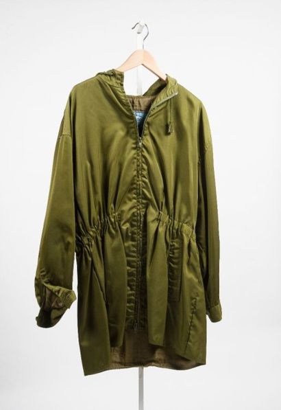 PRADA Parka à capuche en nylon de soie vert, devant zippé, taille coulissée, deux...