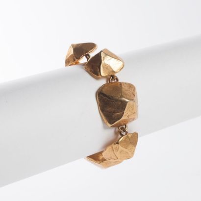 HERMES Paris, ROCHAS Bracelet en métal doré figurant des galets facetés montés sur...