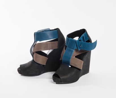 PIERRE HARDY Paire de sandales compensées à talons en nubuck tricolore, noir, bleu...