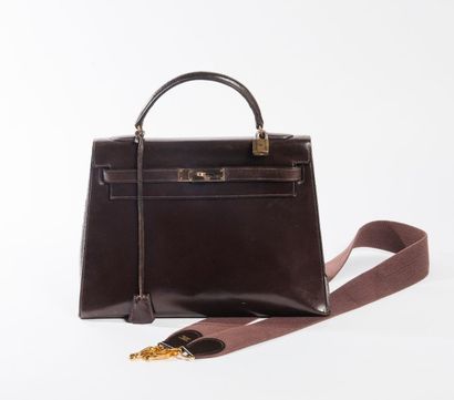 HERMÈS Paris, made in France Sac"Kelly" 32 cm en cuir marron, clé, cadenas, anse...