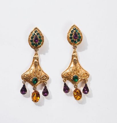Christian LACROIX Paire de pendants d'oreilles en métal doré sertis de strass multicolores....