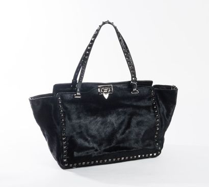 VALENTINO Rare sac "Rockstud" en poulain clouté noir, fermoir en métal noirci, double...