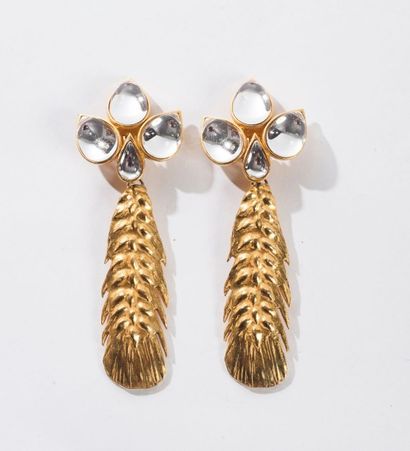 Yves SAINT LAURENT Rive Gauche Paire de pendants d'oreilles à clips en métal doré...