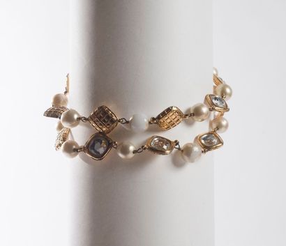 Yves SAINT LAURENT Rive Gauche Paire de pendants d'oreilles à clips en métal doré...