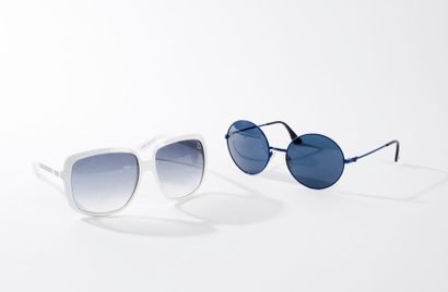 Emporio ARMANI, GUCCI Lot de deux paires de lunettes de soleil l'une ronde bleue,...