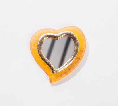 Yves SAINT LAURENT, ANONYME Miroir de sac en résine de couleur miel figurant un coeur....