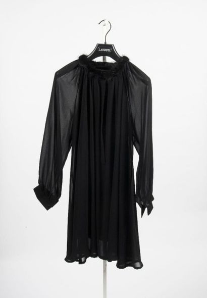 SWAGGI made in Korea Robe en mousseline noire de forme fluide, encolure ronde gansée...