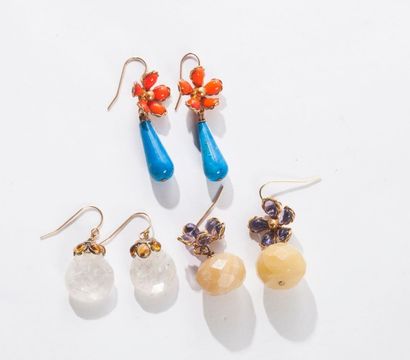 ANONYME Lot de trois paires de pendants d'oreilles, l'une turquoise et feurette orange,...