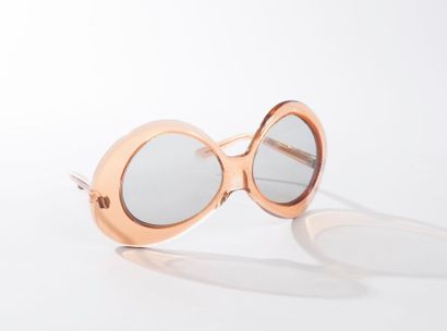 Pierre CARDIN circa 1968/1970 Paire de lunettes de soleil en plastique fumé, verres...