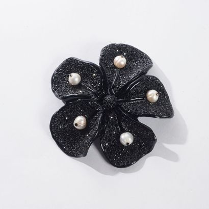 VALENTINO Broche fleur en métal émaillé noir orné de strass de même couleur et de...