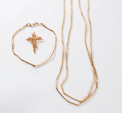 Christian LACROIX Lot composé d'un long sautoir de perles tubulaires en métal doré...