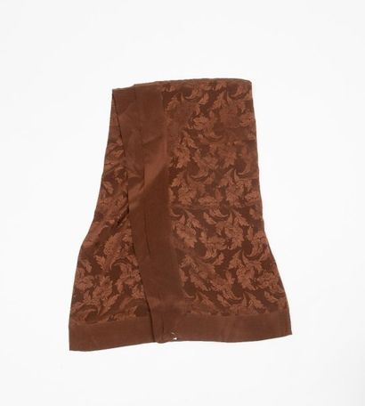Guy LAROCHE Châle en soie façonné marron chocolat à motif floral, Bon état