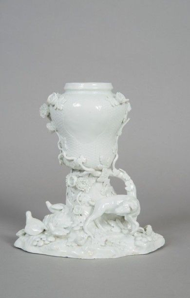 VIENNE Pot pourri en porcelaine émaillée blanche formée d'un vase balustre reposant...