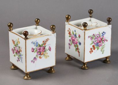 PARIS Paire de caisses à fleurs carrées en porcelaine dure garnies de leur porte-bulbe,...