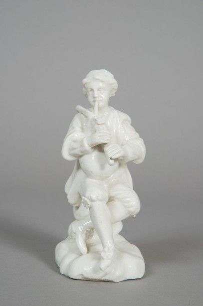 ORLEANS Figurine en pâte tendre émaillée blanche représentant un joueur de biniou...