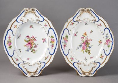 SÈVRES Deux plateaux de terrine ovales en porcelaine dure à décor polychrome de bouquet...