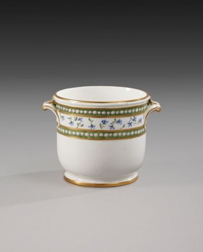 SÈVRES Seau à verre en porcelaine tendre du service à perles et barbeaux de Marie-Antoinette,...