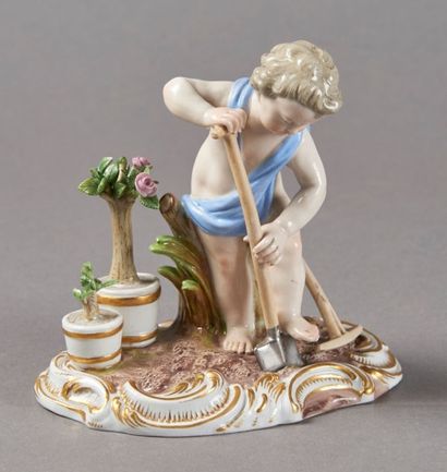 MEISSEN Statuette représentant un jeune garçon jardinier bêchant sur une terrasse...