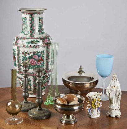 null ENSEMBLE comprenant: vases en verre, porcelaine, paire de bougeoirs et coupe...