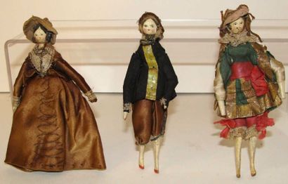 null Trois petites poupées de maison en bois, du 19ème siècle. Habits d'origine,...