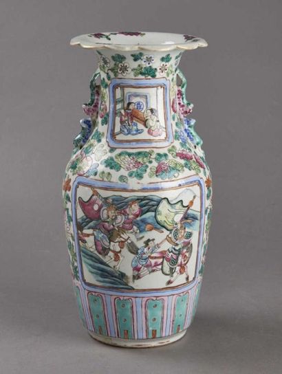 CANTON Vase balustre à col contourné à décor polychrome d'une scène de bataille sur...