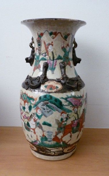 NANKIN Vase en grès émaillé à décor de guerriers. Vers 1880. Eclat en bordure.