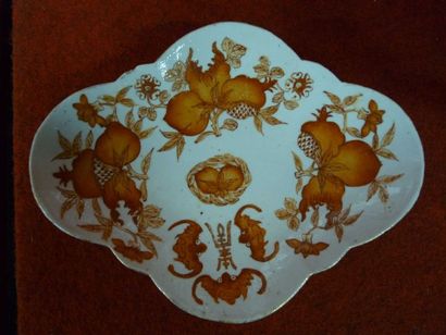 CHINE, CANTON COUPE polylobée en porcelaine à décor orangé de fleurs de lotus, crabe...