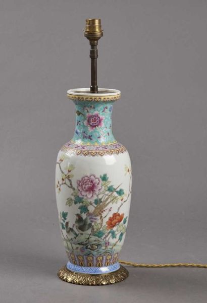 CHINE Vase en porcelaine à décor polychrome de fleurs. Monté en lampe. H. 31 cm.