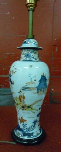 CHINE Potiche couverte en porcelaine à décor imari de cavalier dans un paysage de...
