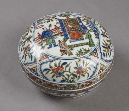 CHINE Boîte ronde couverte en porcelaine à décor polychrome dans un médailon central...