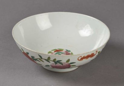 CHINE Coupe en porcelaine, porte une marque, XIXème. H. 7,5 cm - D. 22 cm.