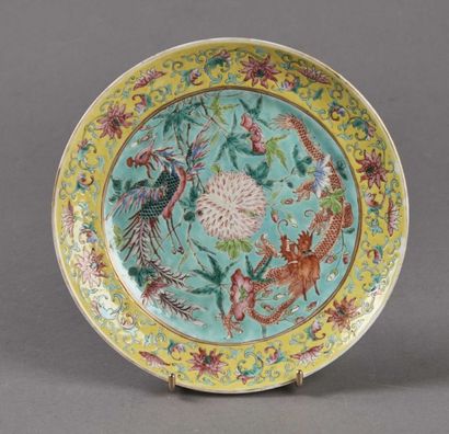 CHINE Assiette en porcelaine polychrome à décor de paon et dragon, décor floral à...
