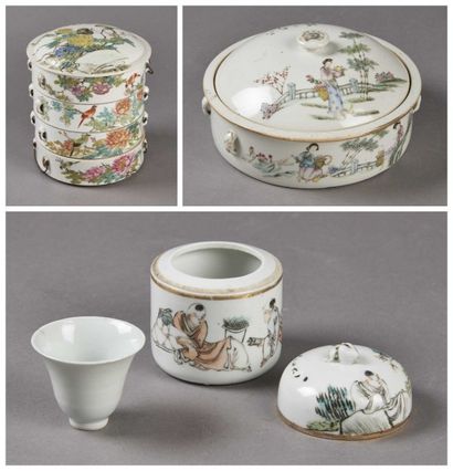 CHINE Un pot couvert avec un bol a saké en porcelaine à décor de trois personnes,...